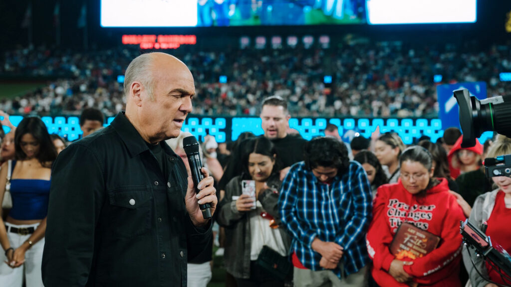 45,000 Believers Worship God During Greg Laurie's Harvest Crusade: 'Truly A Holy Moment'